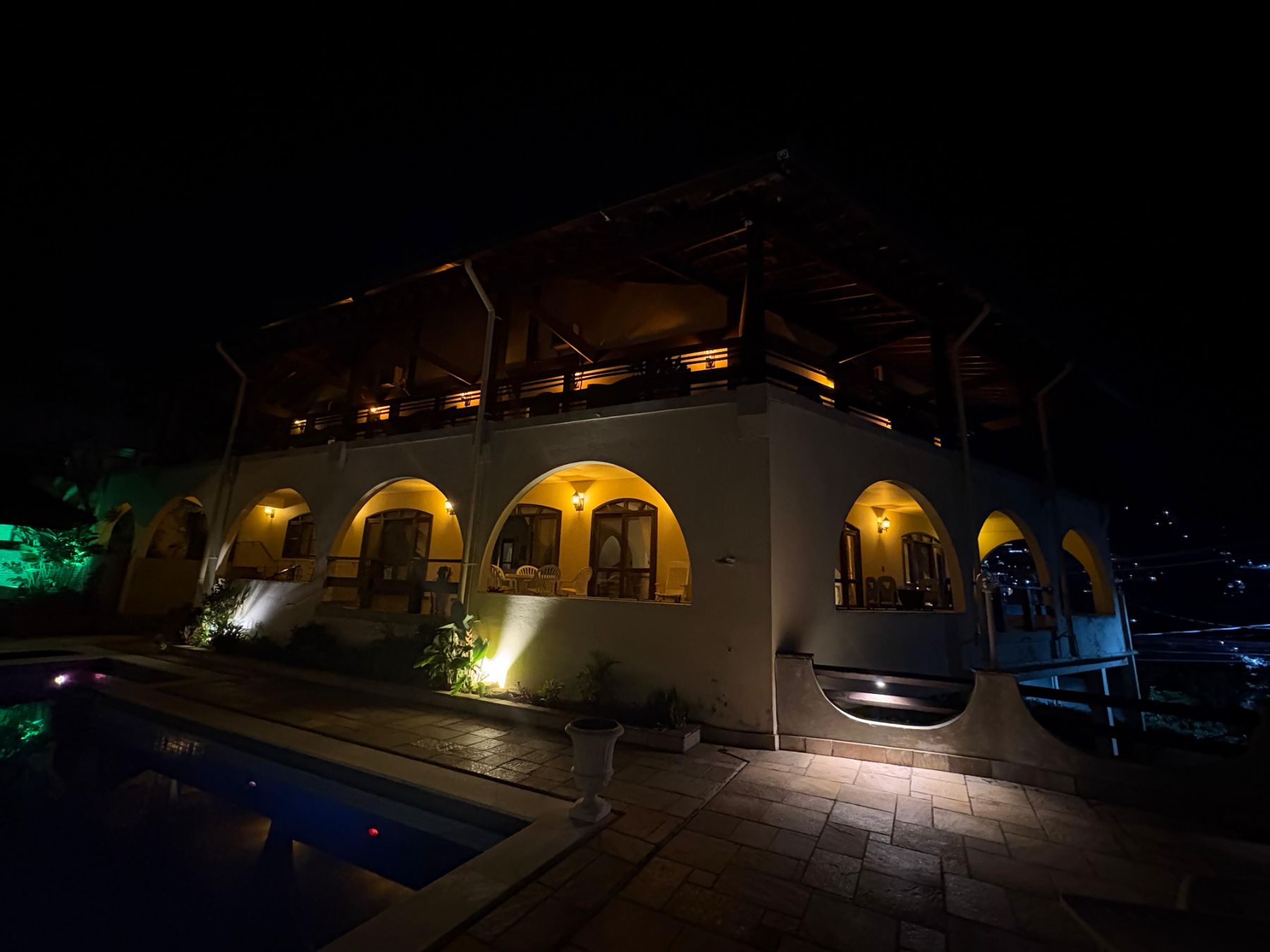 Fachada à noite